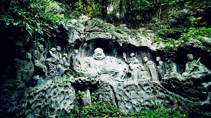 那時,靈隱寺前是個村莊,濟公怕飛來的山峰壓死人,就奔進村裡勸大家