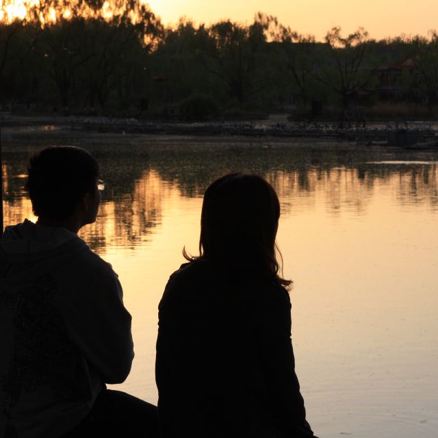 等待日落的情侣