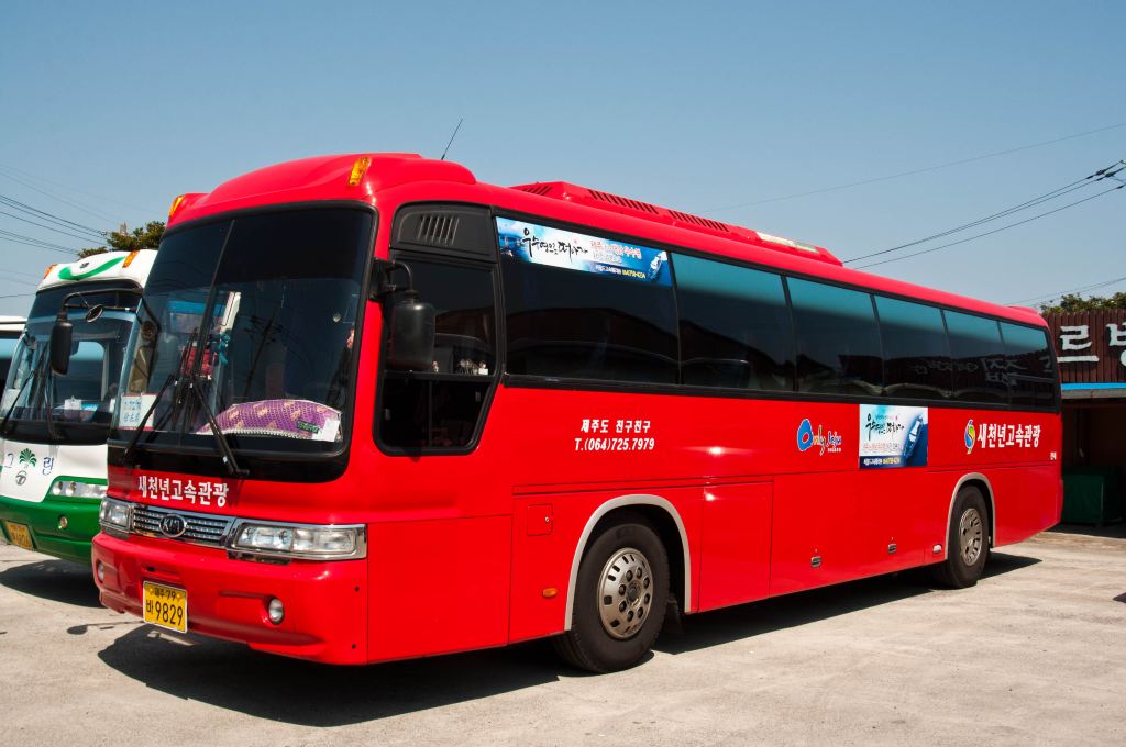 一路跟随我们的红色大巴车