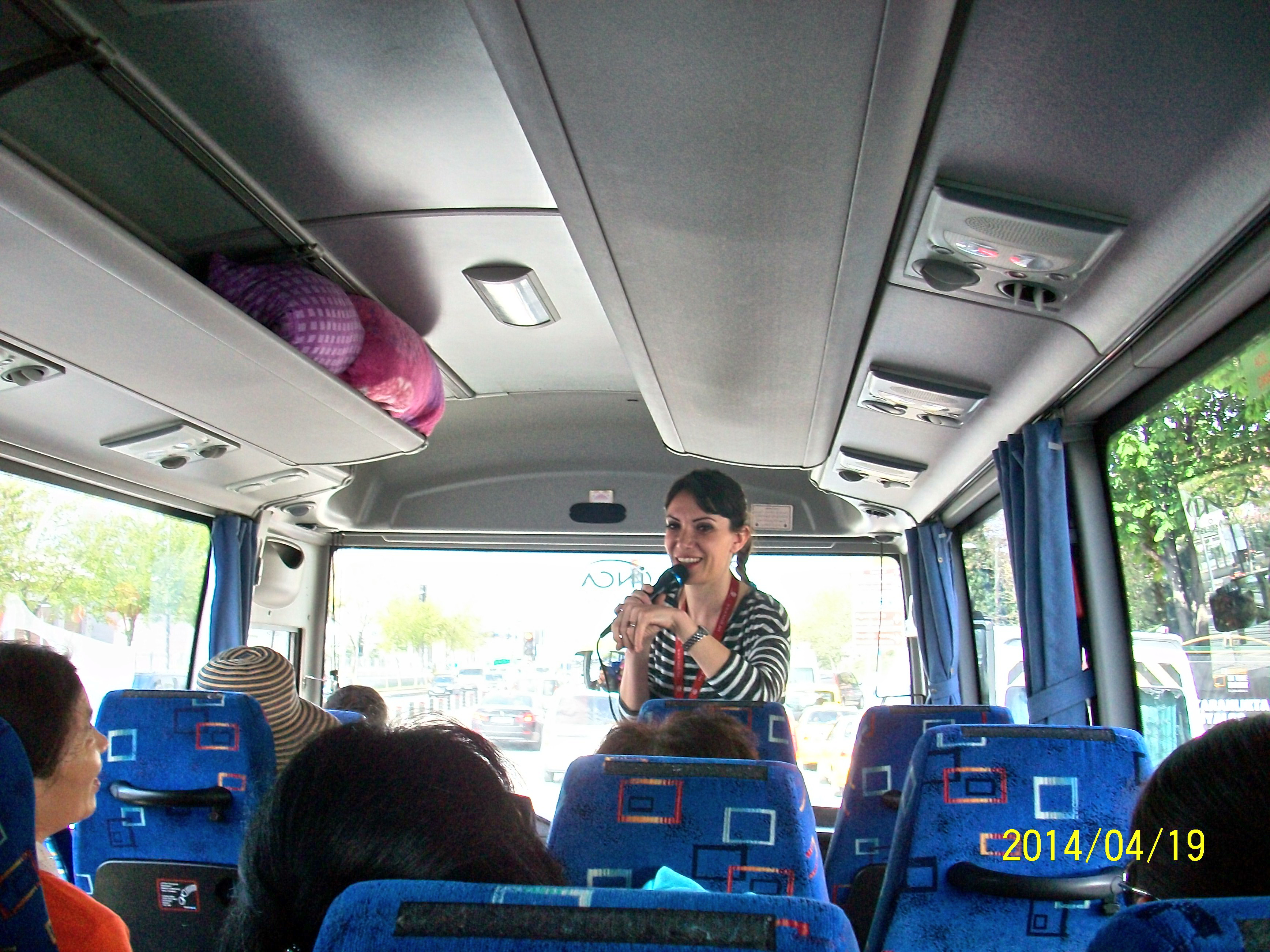 土耳其当地美女导游在我们车上讲解. 古城堡下我们的大巴和土耳其餐