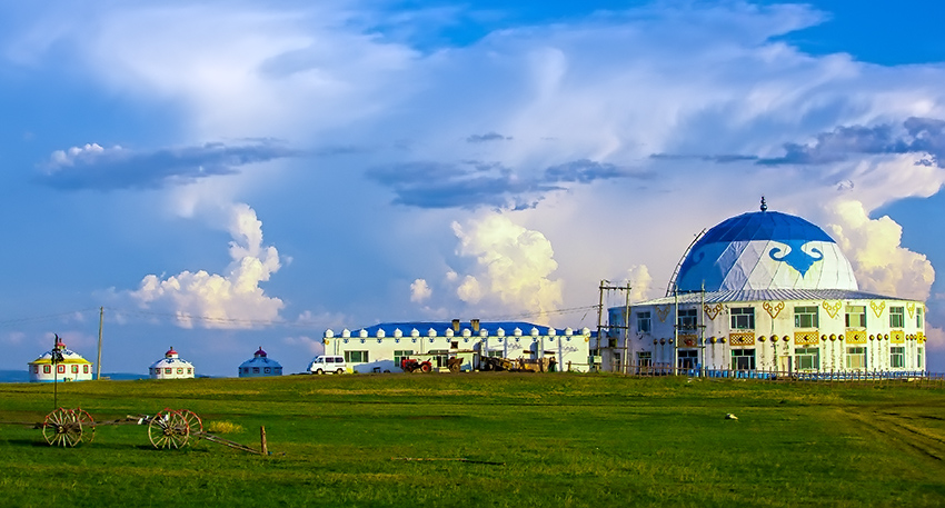 在那遥远的地方有个巴彦呼硕草原