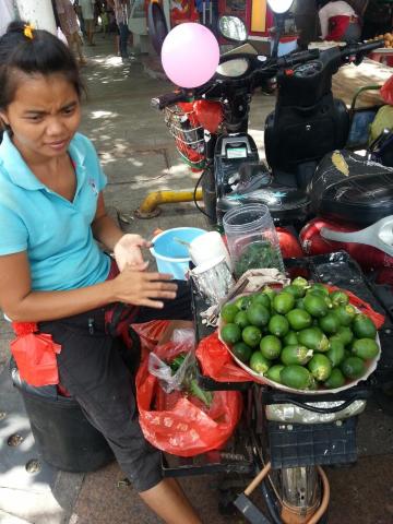 第一市场路边卖槟榔的.1元一个