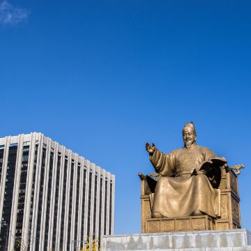 之后我们在光化门广场的世宗大王像和忠武公将军李舜臣像面前合影