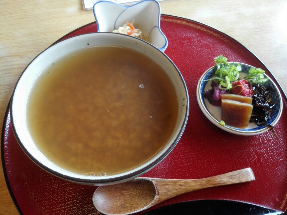 逛累了喝碗当地特色的茶粥,大麦茶烧的粥.回去自己烧试试. 东大寺