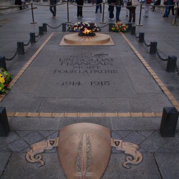 爱德华凯旋门-1920年在门洞下设了"无名战士墓",燃着不灭的火焰.