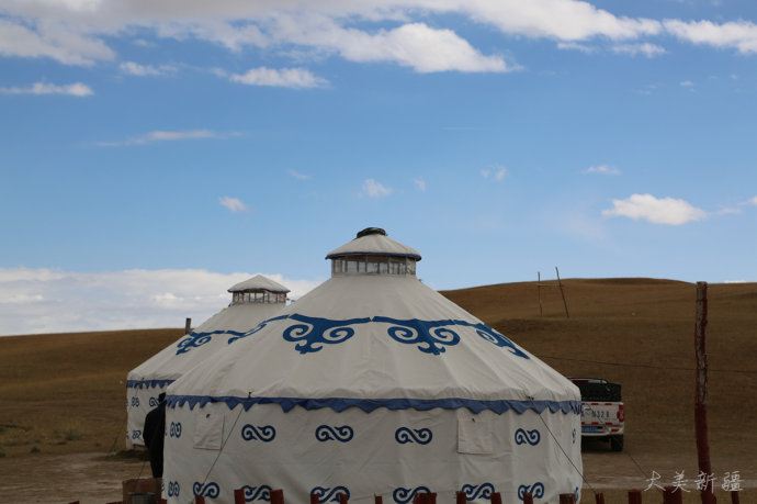 哈萨克的毡房和蒙古包在色彩搭配和装饰上还是有一定区别的,管它呢