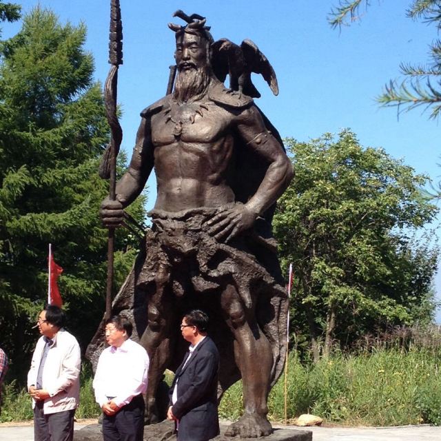 黑龙江鸡西兴凯湖畔一一满族先祖肃慎人铜雕像
