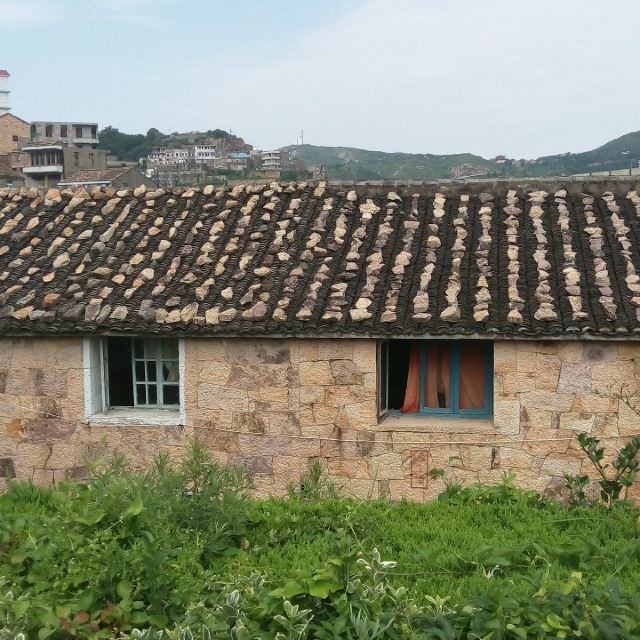 台风大,瓦片用石头压着