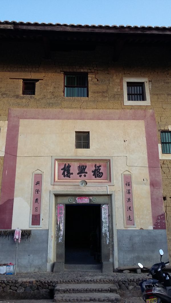 土楼除了南大门之外,还有左右两侧各有一个便门.