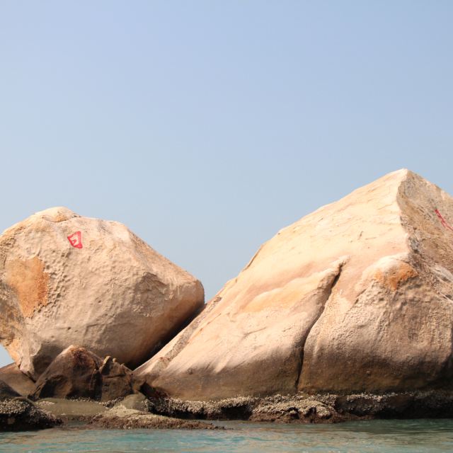 海湾沙滩上大小百块石耸立,"天涯","海角"和"南天一柱"巨石突兀其间