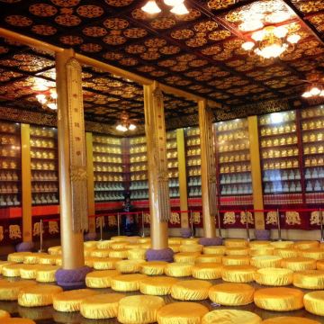 大殿金碧辉煌,墙上供着数千尊佛像和观音