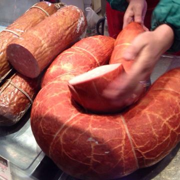 中央大街上的特产(老上号)店～茶肠,如手臂粗,我只买了6cm宽就20元了