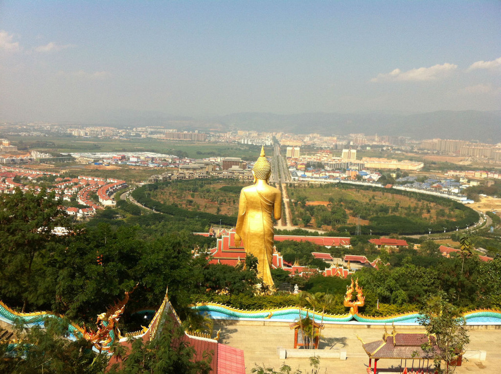 西双版纳傣族自治州西部,东连景洪市,东北邻思茅市,西北接澜沧县,与