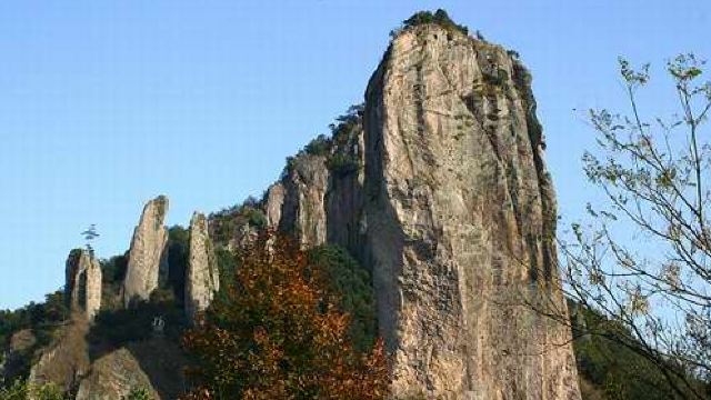 仰峰洲 3分 (1条点评) 0 仰峰洲位于鼎湖峰对岸,是练金溪西岸的一个