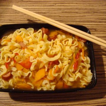 我们在共用的套间厨房煮了酸辣面,吃完就去了奥林匹克公园.