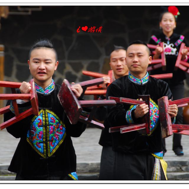 作为一种非物质文化遗产,苗族板凳舞具有极其重要的文化价值.