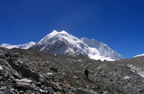 景点介绍 友谊峰是阿尔泰山脉的主峰,它位于阿勒泰地区