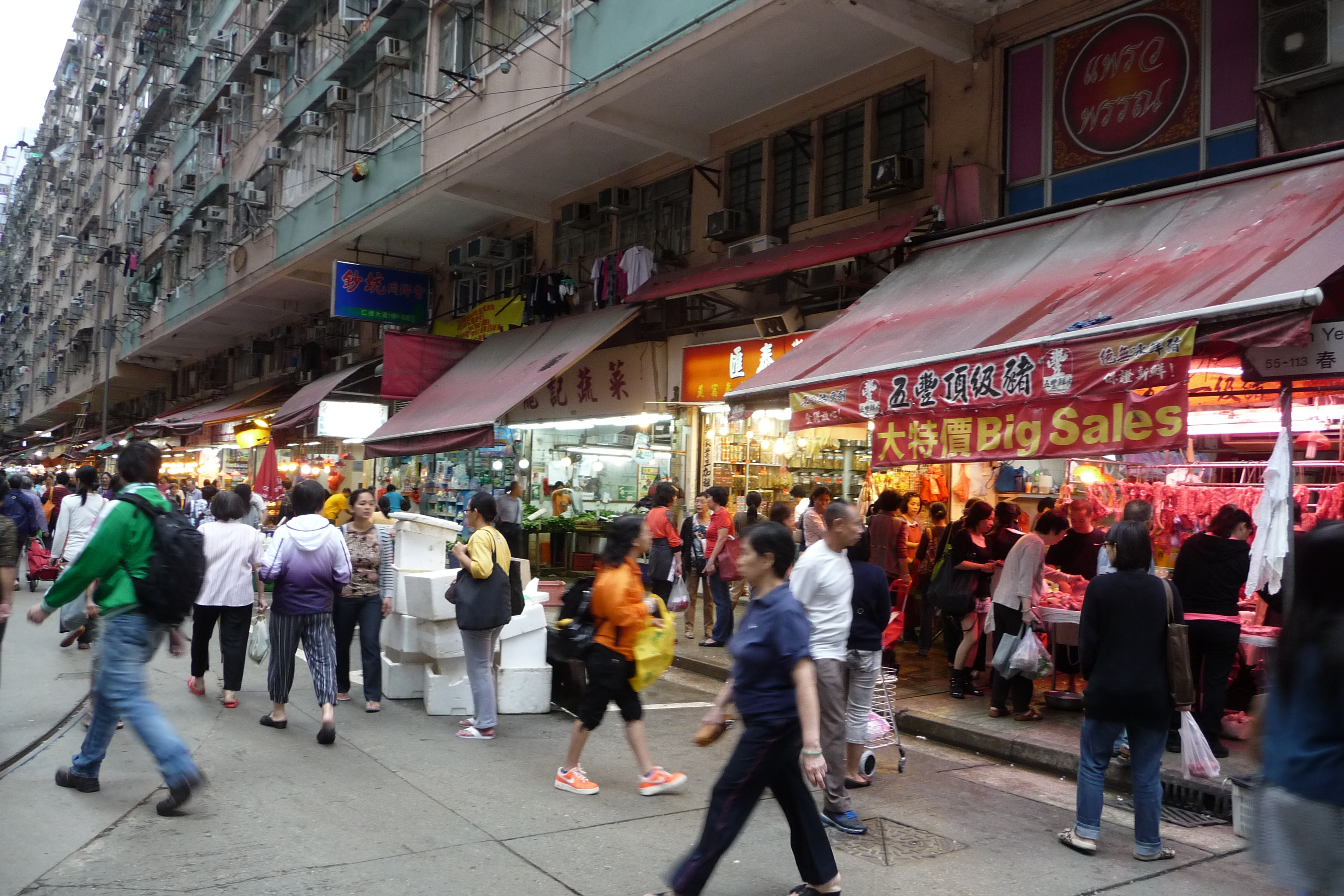 香港北角的菜市场一条街,都买顶级五丰肉 街头即景