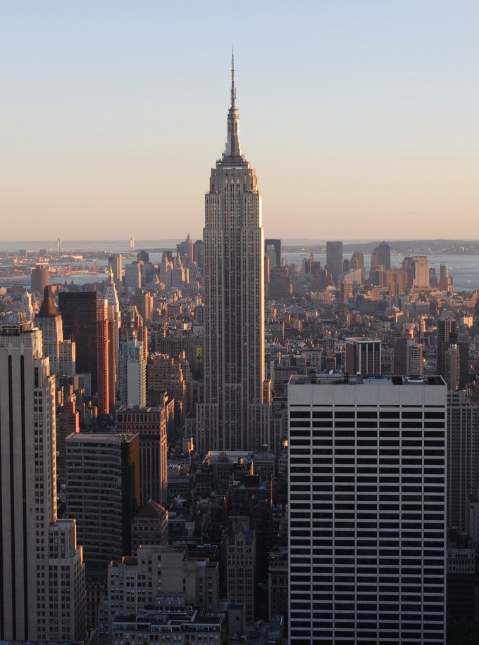 empire state building),是位于美国纽约市的一栋著名的摩天大楼,共有