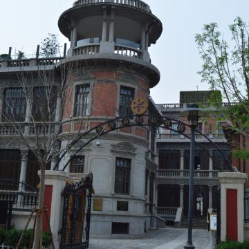 酒店位于海河之畔的意式风情区,以拥有百年历史的易兆云旧居改建而成