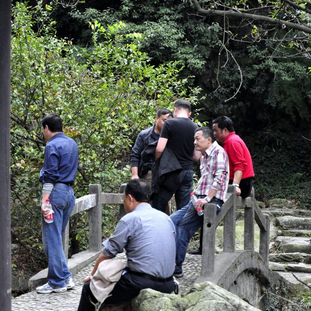 爬山累了,休息一会儿