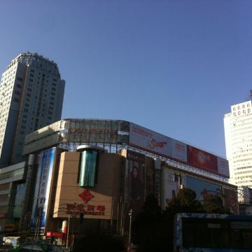 兰州张掖路西单商场,天湛蓝湛蓝感觉反光.