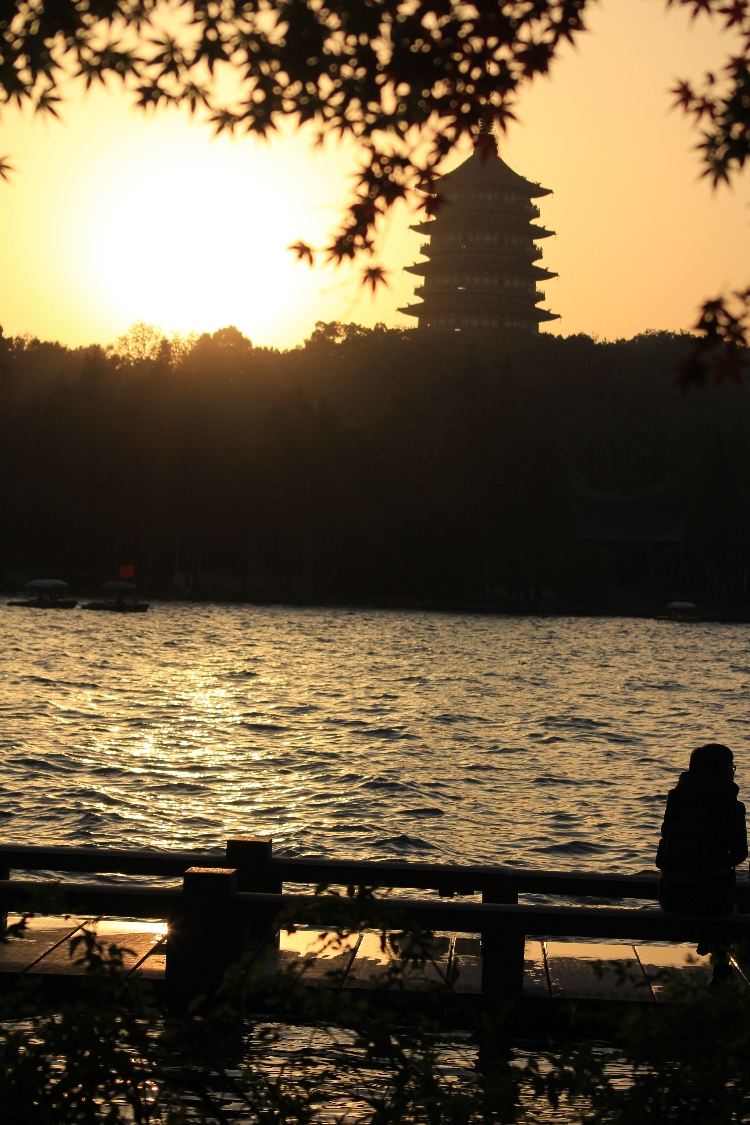 雷峰夕照西湖十景之七,雷峰夕照,位于西湖湖南,净慈寺前的夕照山上,因