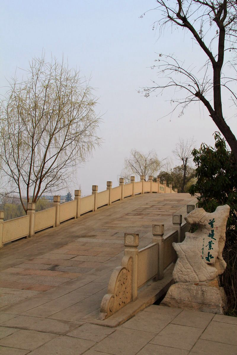 曾堤萦水,又称百花堤. 大明湖景区