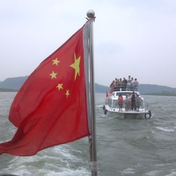 游船进入朝鲜的内河游览.