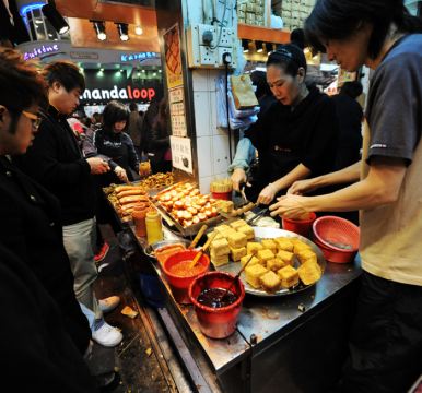 门庭若市的臭豆腐摊.