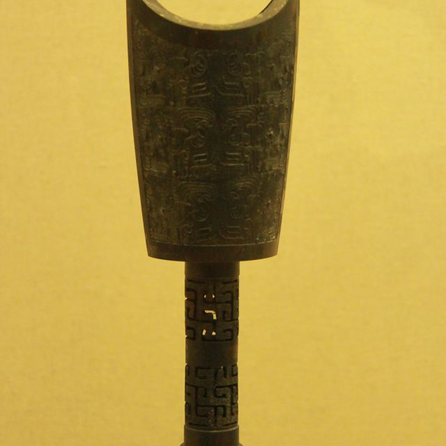 全套编钟共六十五件,分三层,八组悬挂在呈曲尺形的铜木结构钟架上.