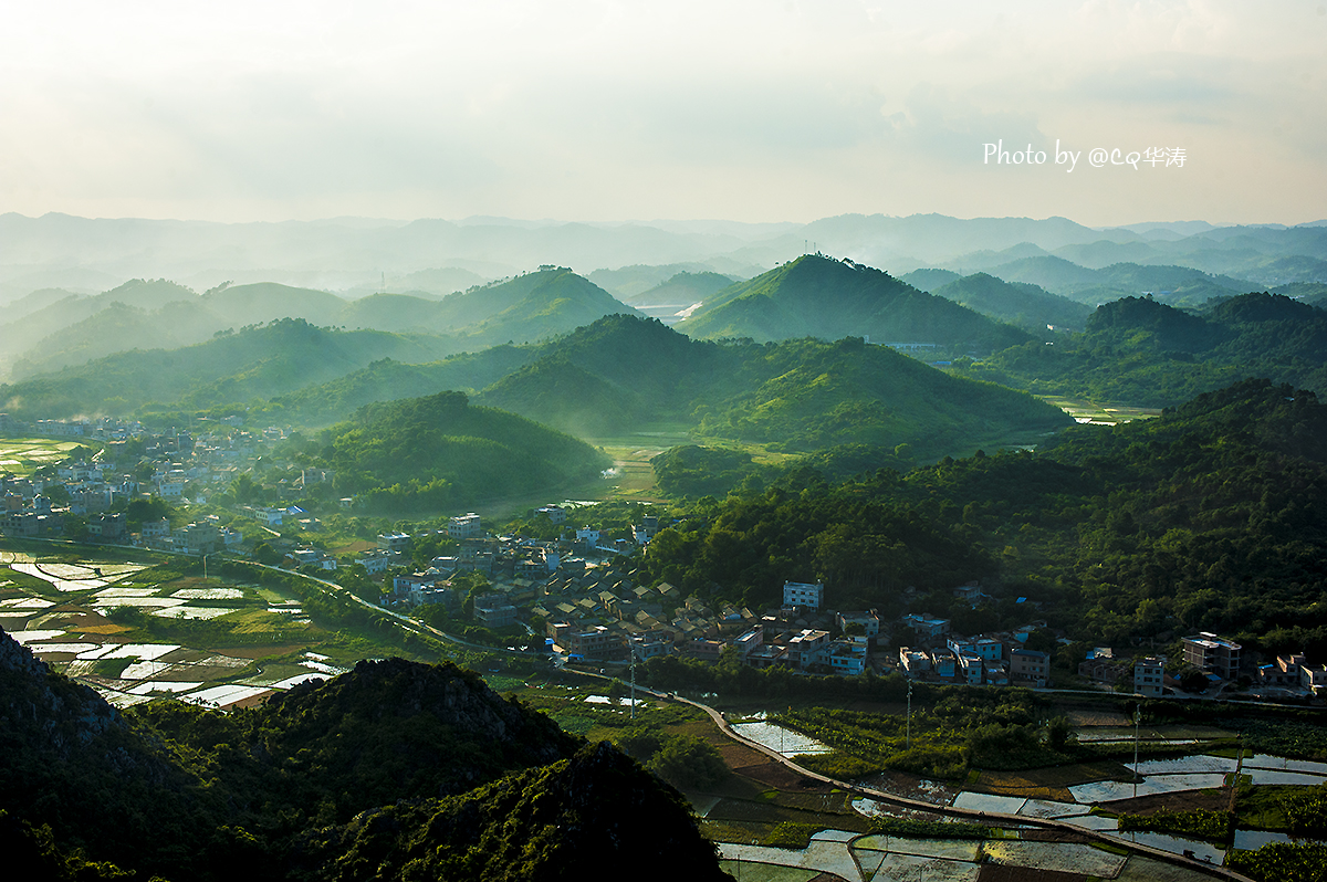 看看靈山的六峰山~ 六峰山風景名勝區位於廣西鳴江畔,山靈水秀.