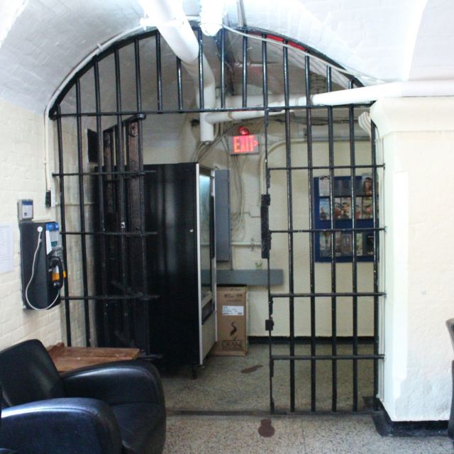 监狱旅舍内很多都是这样的铁门.