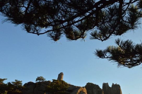  红楼梦>中拍摄的顽石---飞来石.