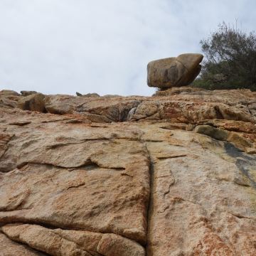飞来石,传说在等待一个有缘人