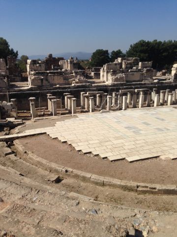 古希腊时期的歌剧院特征:u形环绕,建筑在山坡上,抗震能力较弱.