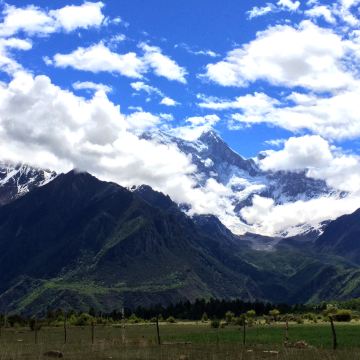 南迦巴瓦峰北侧,难得一见的圣峰,传说谁要见到他,谁就会幸福一辈子!