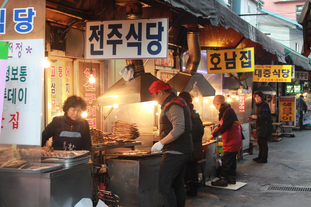好多路边摊呀,巴适,去看一下,随便取缔他们 东大门市场