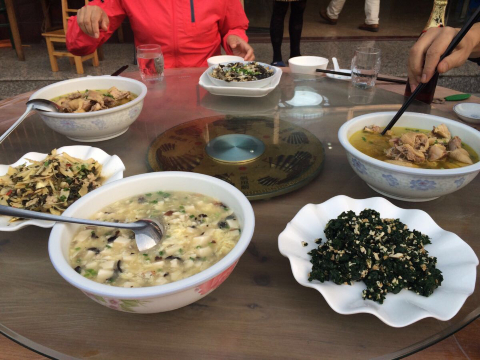 从北出口出来到农庄吃饭,正好半小时,锻炼身体. 诸暨五泄泄源山庄