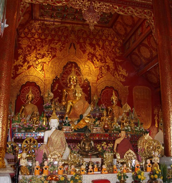 寺庙内部,一尘不染.