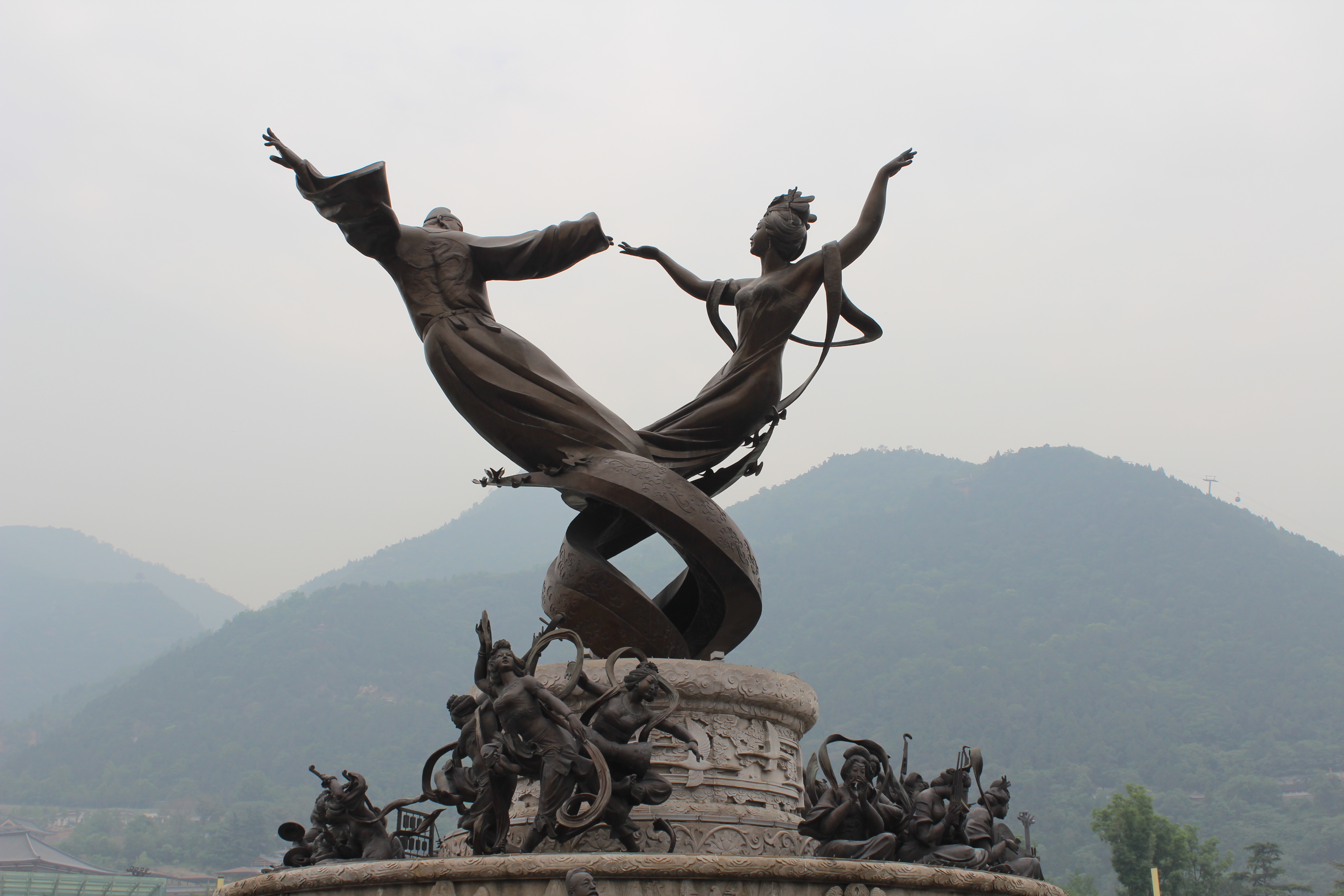 从华清池到市区非常方便,坐306就可以了,306也走高速,只要6元,直达