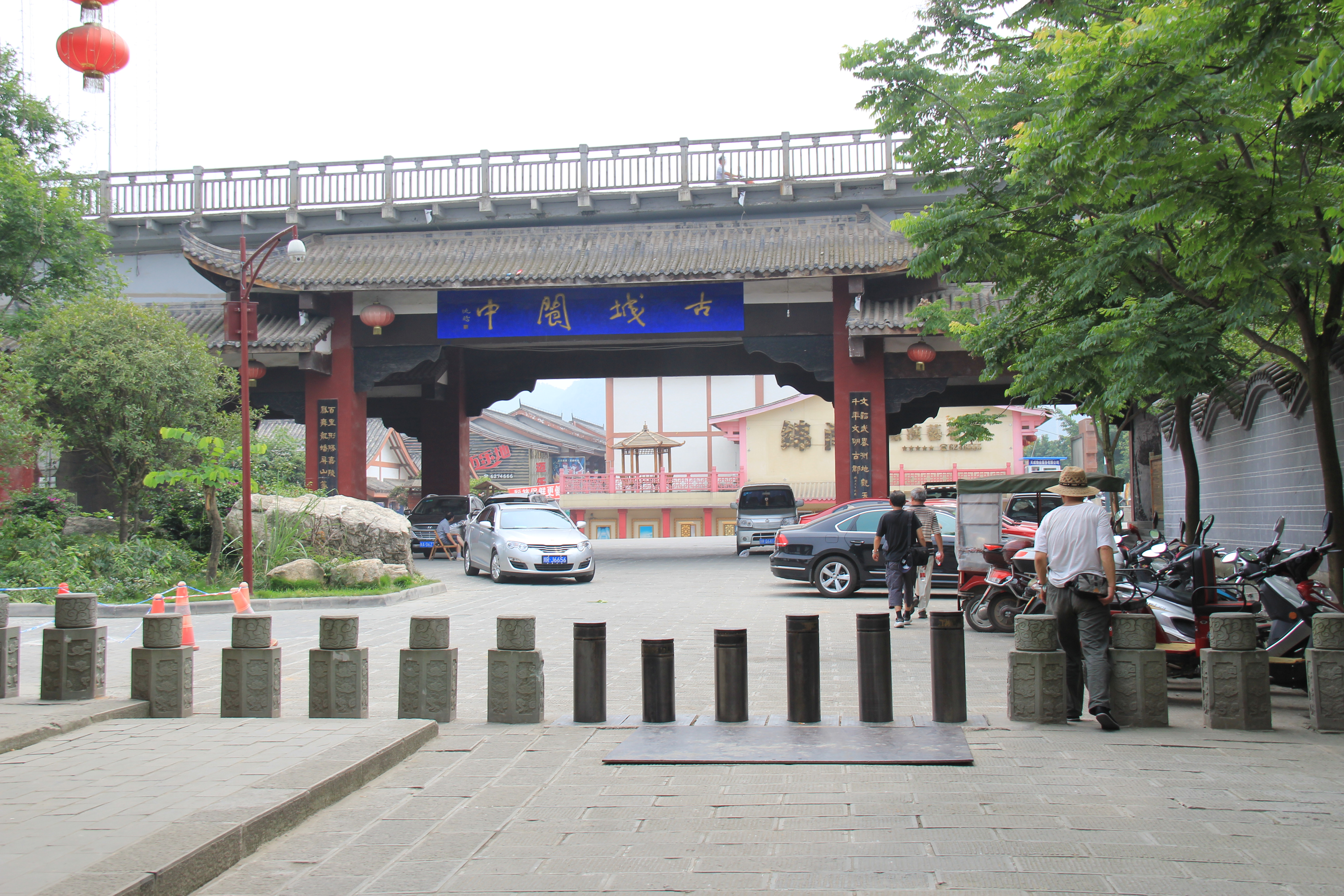 中午11:30入住携程网上预订的阆中大众假日酒店(就在古城景区入口