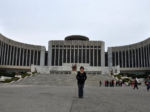 下午,我们回到平壤之后的节目,是参观万景台少年宫------这里是少年