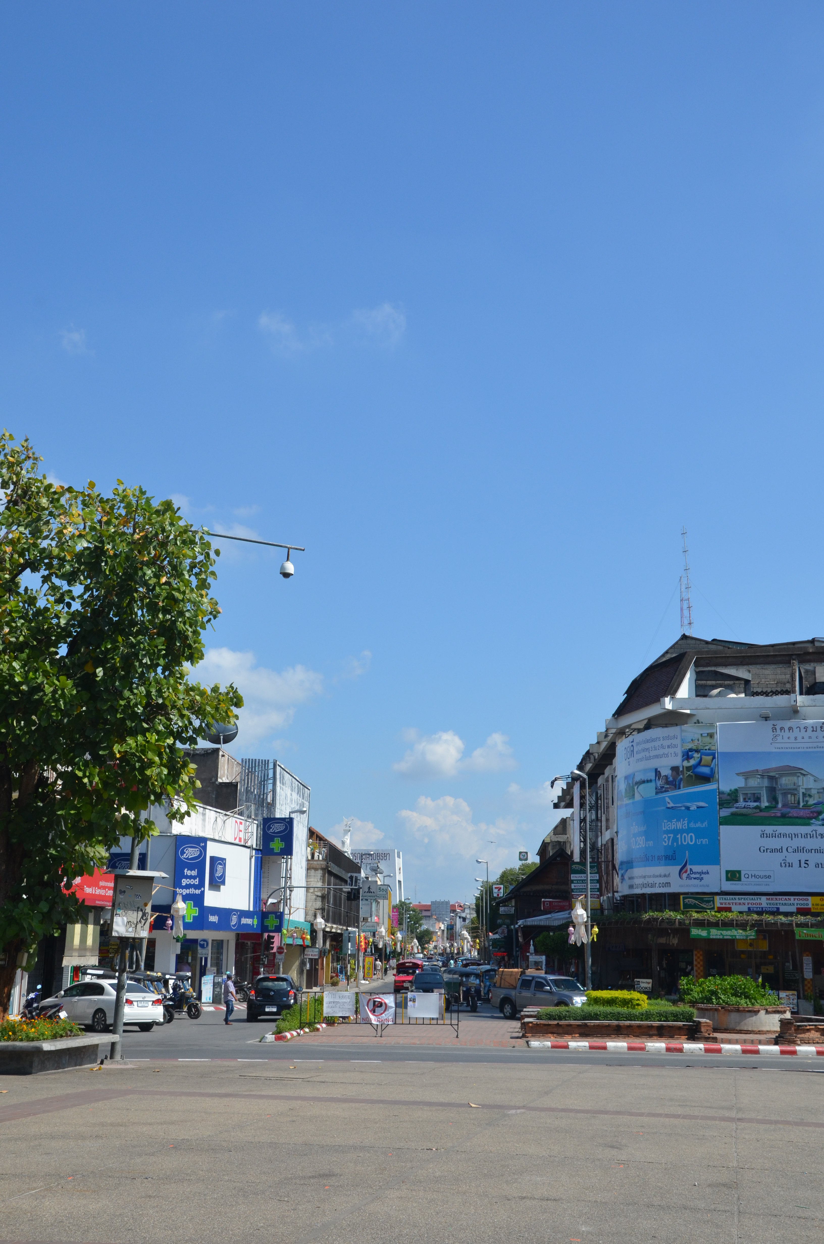 塔佩门对面纵向的街道就是著名的塔佩路,两边有很多小