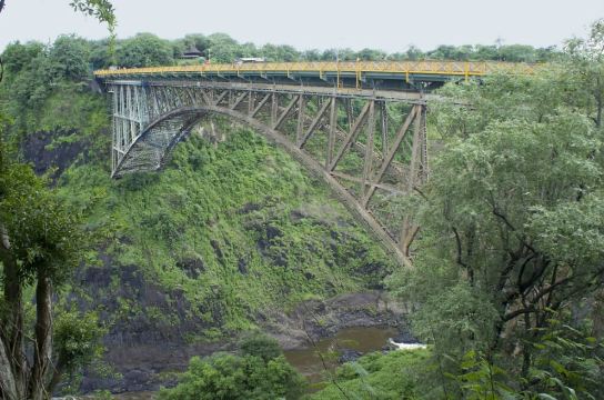 这是跨越赞比西河的赞比亚大桥连接维多利亚瀑布两边的津巴布韦和