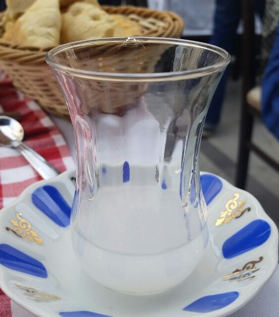 土耳其國酒raki, 早已慕名,今日一嘗. raki--茴香酒,又稱獅子奶.