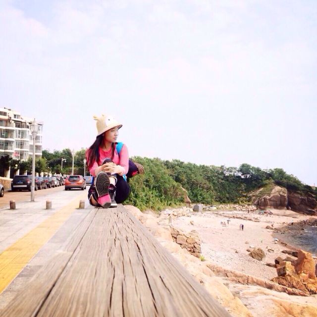 周围很多小区沿海很多当地居民带孩子在这里玩耍不是游客去的浴场