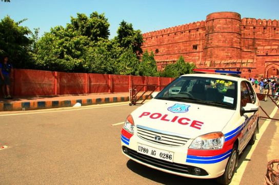 阿格拉堡前的印度警车