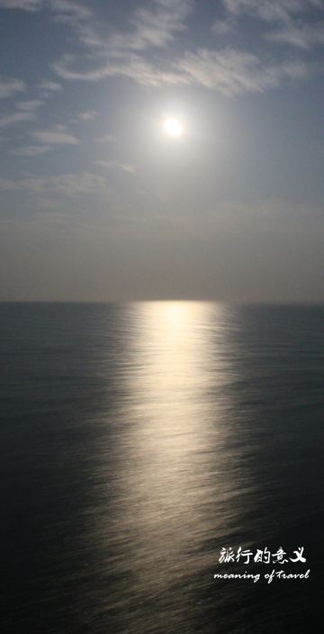 银色的月光照在静谧的海面上,如一条银丝铺就的迎宾大道,欢迎着我.