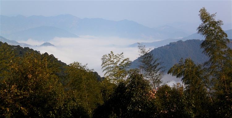 每人來查票,買好票後在直接驅車到石牛山腳下;石牛山腳也有個度假村